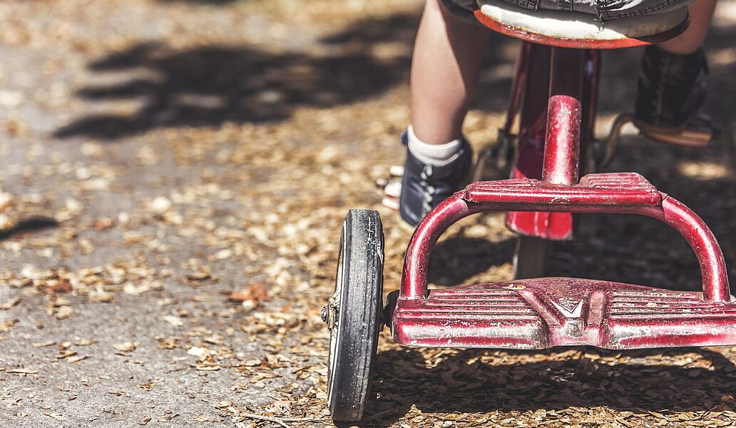 Lernen neu denken – Kind auf Dreirad Kind auf Dreirad – Symbol für Freiheit, selbstbestimmtes Lernen und kindgerechte Bildung